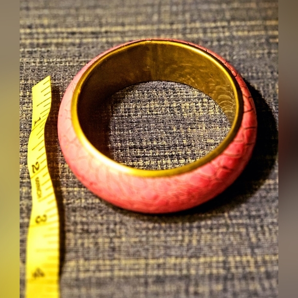Faux crocodile hot pink leather and gold rim bangle bracelet - Picture 6 of 7